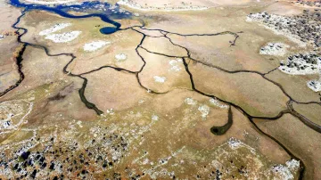 Vysychání Beysehiru: fotografie ukazují zbytky vody na místech, kde už jezero ustoupilo