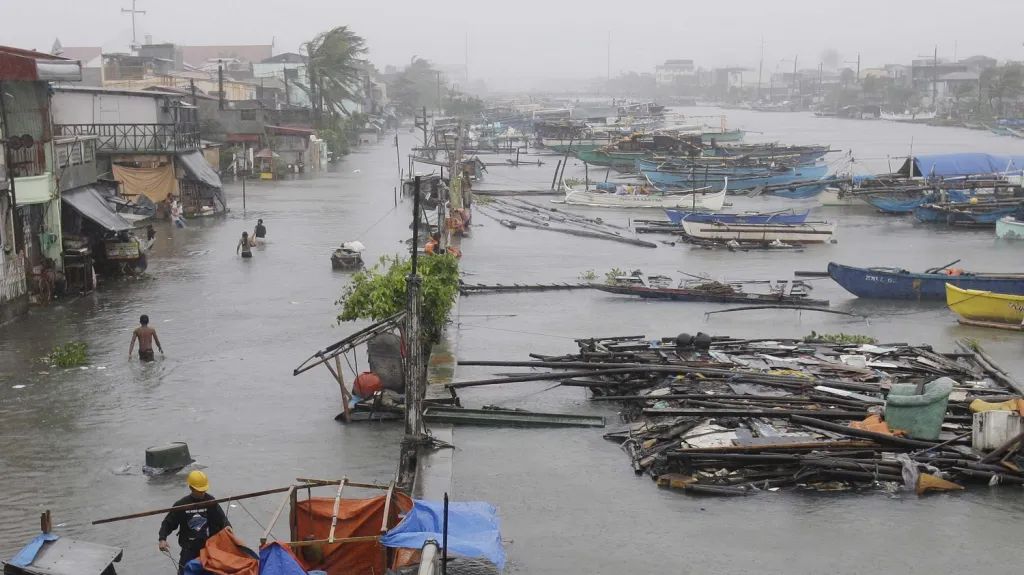 Tajfun Nesat zpustošil Filipíny