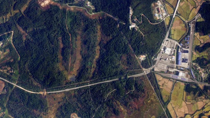 Satelitní snímek pohraniční silnice do Kesongu