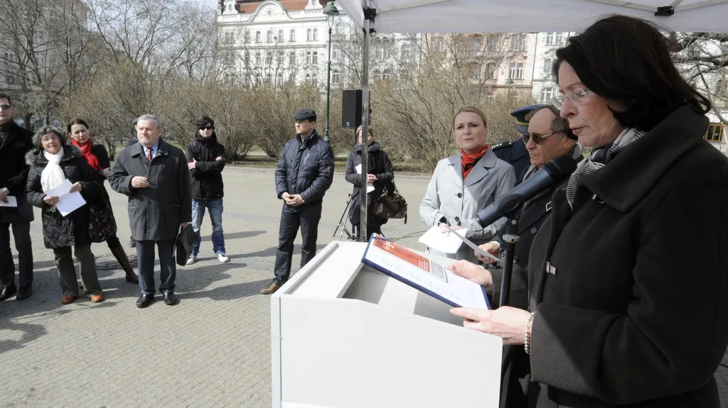 Miroslava Němcová předčítá jména obětí holocaustu