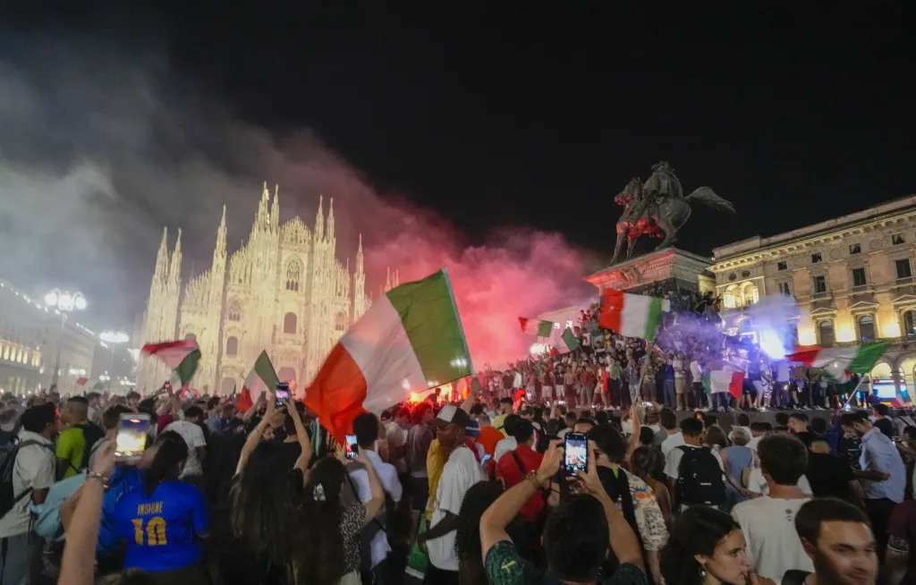 Italové slaví výhru na fotbalovém Euru