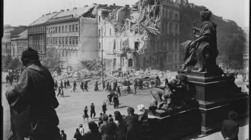 Pohled z podesty Národního muzea směrem na Václavské náměstí a dům čp. 812/II zbořený v průběhu Pražského povstání, 1945, digitálně upravený negativ, 13 × 18 cm