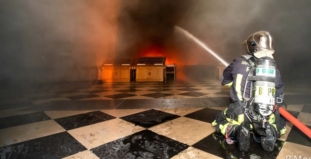 Zásah hasičů během požáru uvnitř katedrály Notre-Dame