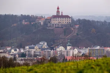 Obnova zámeckého kopce v Náchodě je hotová. Stála čtvrt miliardy