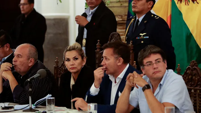 Bolivijská vláda s prozatímní prezidentkou Jeanine Áňezovou