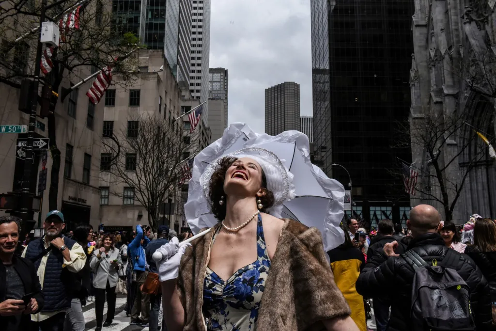 Žena se těší z paprsků jarního slunce na Páté Avenue v New Yorku 21. dubna 2019. Na Boží hod Velikonoční Newyorčané tradičně nosí výrazné pokrývky hlavy během neformálních oslav, které v sobě mísí náboženský i světský podtext