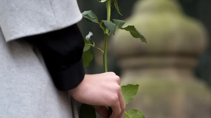 Před francouzskou ambasádu nosí lidé od rána květiny a svíčky