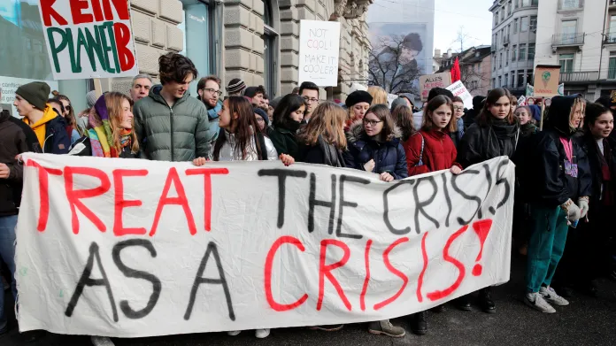 Švýcarští školáci při protestní demonstraci "Pochod proti klimatické změně" v curyšských ulicích