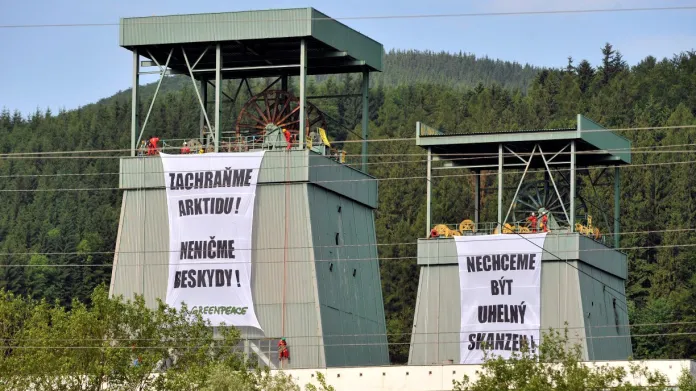 Aktivisté Greenpeace vylezli na těžní věže dolu Frenštát