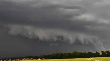 Bouřkové mraky se stahují nad Horažďovicemi v okrese Klatovy