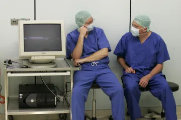 Lidé se dožívají stále vyššího věku, víc ale umírají mladí, varuje zpráva