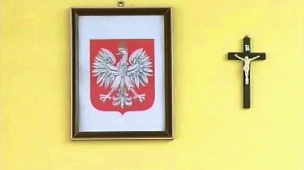 Polská tradice: státní znak a křesťanský kříž
