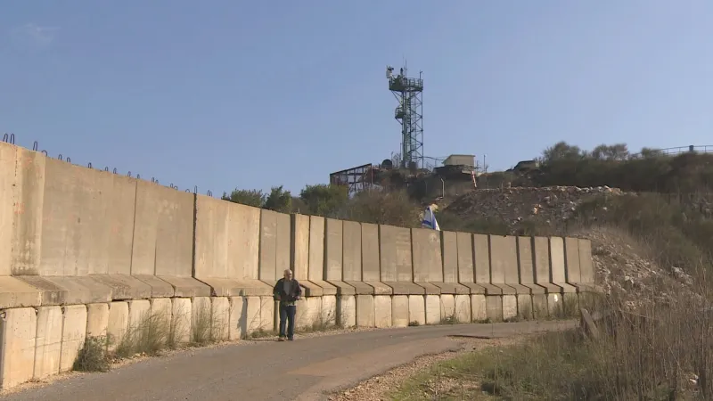 Radžar obklopuje betonová bariéra