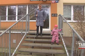 Nevidomá žena vychovává sama dceru. Té jsou dva a stává se matčinýma očima