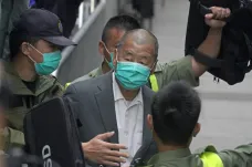 V Hongkongu skončil soud s prodemokratickými aktivisty. Mediální magnát Lai vinu odmítl