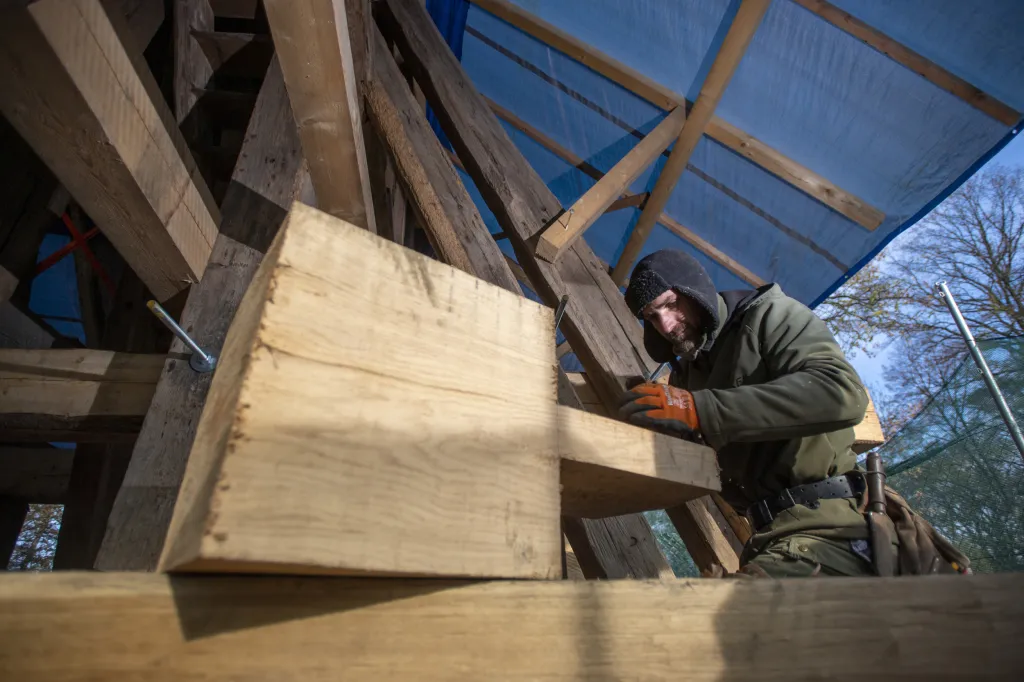 Oprava památkově chráněné dřevěné zvonice u kostela svatého Jana Křtitele ze 16. století v královéhradecké čtvrti Nový Hradec Králové
