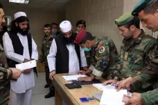 Taliban vyzval USA, aby přestaly útočit v regionech, kde se nebojuje
