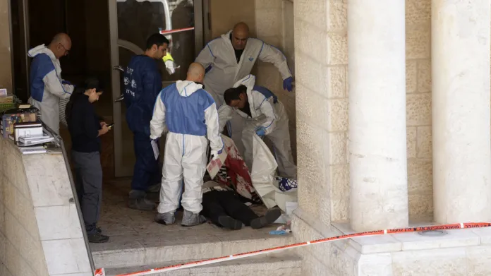 Zásah lékařů po útoku v synagoze