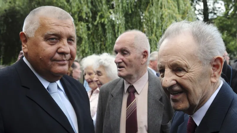 Bývalý generální tajemník ÚV KSČ Milouš Jakeš (vpravo) a bývalý šéf pražských komunistů Miroslav Štěpán (vlevo) se 12. srpna zúčastnili posledního rozloučení s herečkou Jiřinou Švorcovou, které se uskutečnilo ve velké obřadní síni Strašnického krematoria v Praze.
