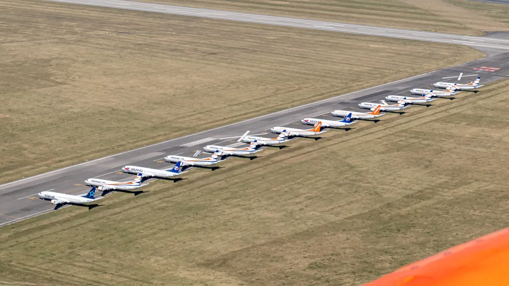 Platí i zákaz vycestovat všem občanům České republiky, pokud nestanoví výjimky jinak. Cizí státní příslušníci s trvalým pobytem nebo cizinci s přechodným pobytem nad 90 dnů mohou opustit republiku bez možnosti návratu během nouzového stavu.