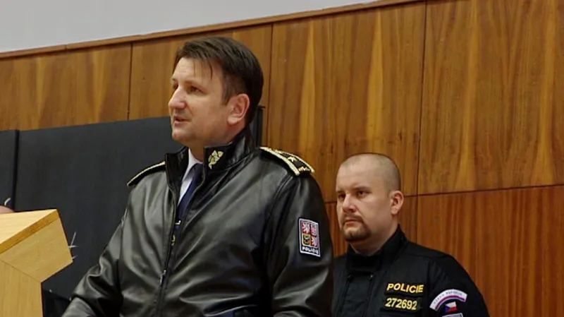 Zprávy: Padesátka policistů odjela do Maďarska