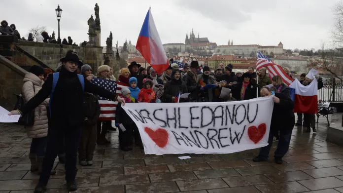 Příznivci amerického velvyslance v ČR Andrewea Schapira se s ním rozloučili 14. ledna 2017 v Praze happeningem