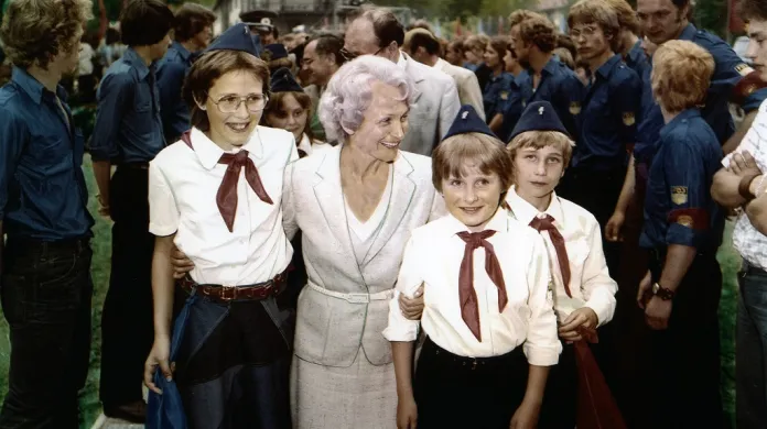 1981 - Margot Honeckerová s pionýry