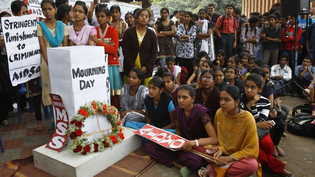 Indové uctívají památku zesnulé znásilněné dívky