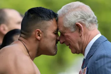 Týden obrazem: Jeptiška si vystřelila z papeže, princ Charles na návštěvě Aucklandu a Santa Claus překvapil předčasně  