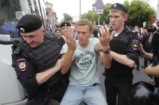 Čtyři stovky zatčených na demonstraci za Golunova. Policie v Moskvě zadržela i Navalného