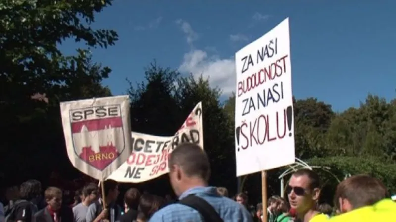 NO COMMENT: Protest studentů proti slučování jejich škol