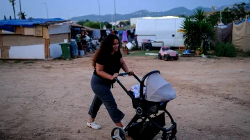 Osmadvacetiletá Rosario se prochází se svým dítětem v provizorní osadě Can Rova 2 na Ibize