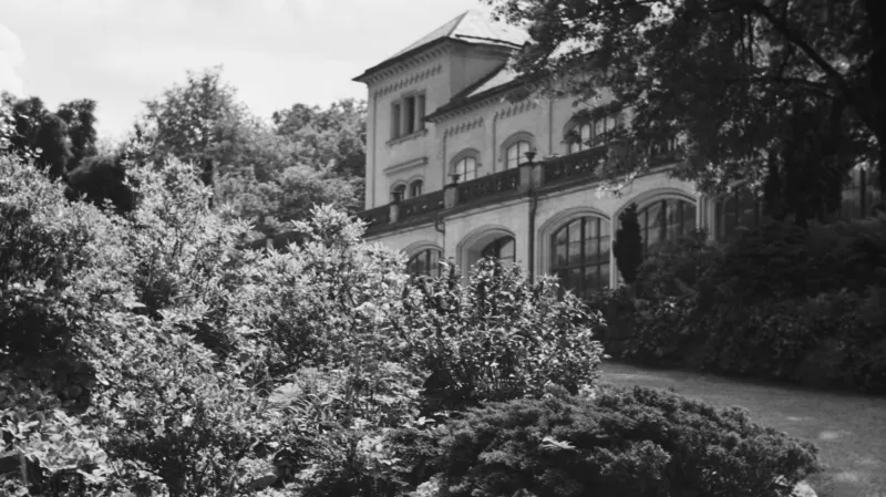 Ze snímku z konce 50. let se nezdá, že by byla Šlechtova restaurace ve špatném stavu. O deset let později ale byla zavřena pro havarijní stav