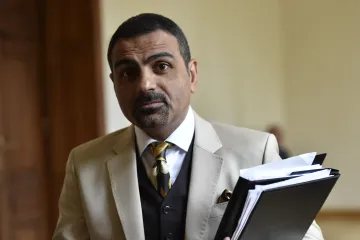 Kvůli údajnému ovlivňování svědků okolo Zadeha jsou stíháni advokáti a policista