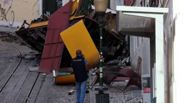 Následky nehody lanovky Glória v Lisabonu