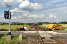 Po srážce vlaku s traktorem u Bezděkova bude trať kvůli opravám uzavřená až do pátečního večera 
