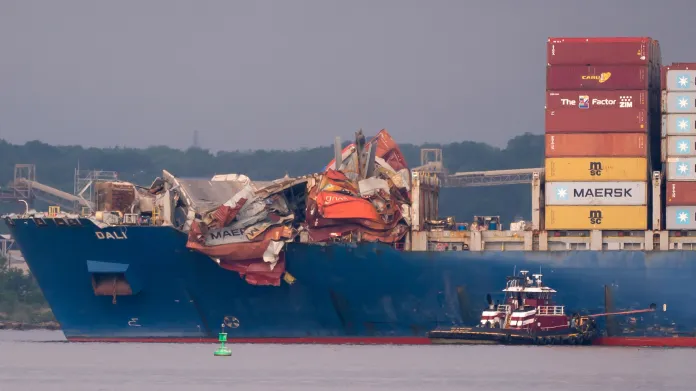 Remorkéry táhnou loď Dali od zničeného mostu do přístavu