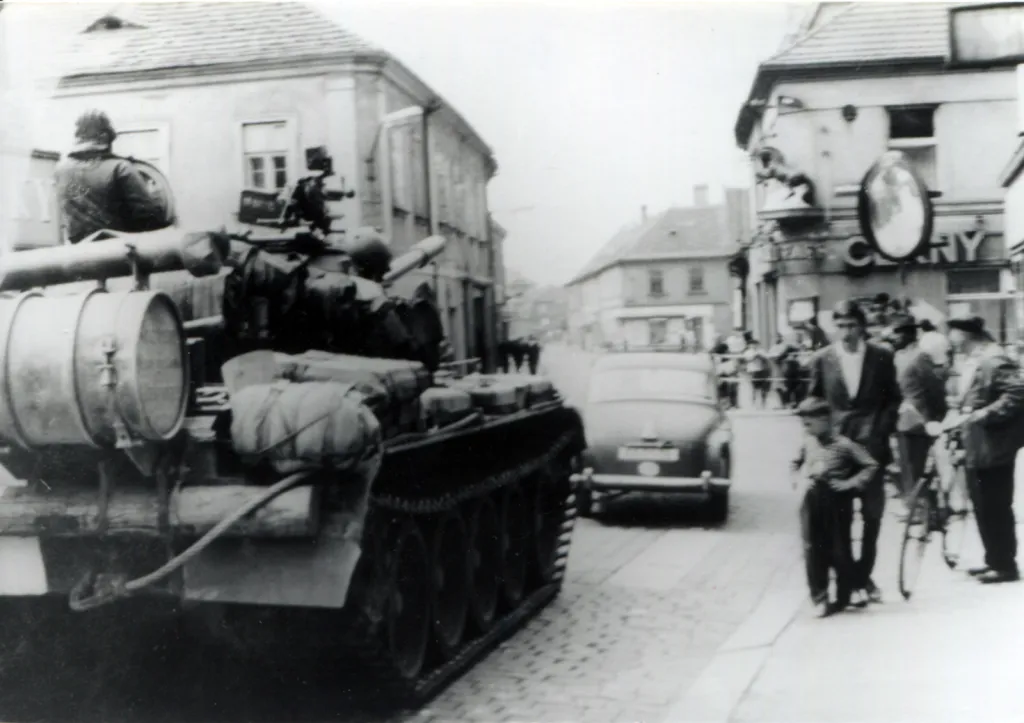 Tanky a obrněná vozidla projíždějí rokycanským náměstím a míří na Plzeň