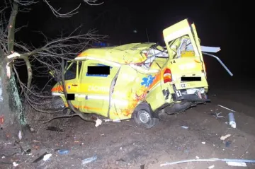 Sanitka, která jela za pacientem, havarovala