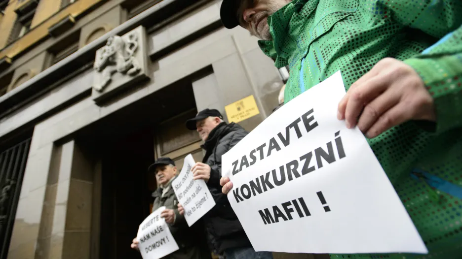 Bývalí klienti H-Systemu před soudní budovou