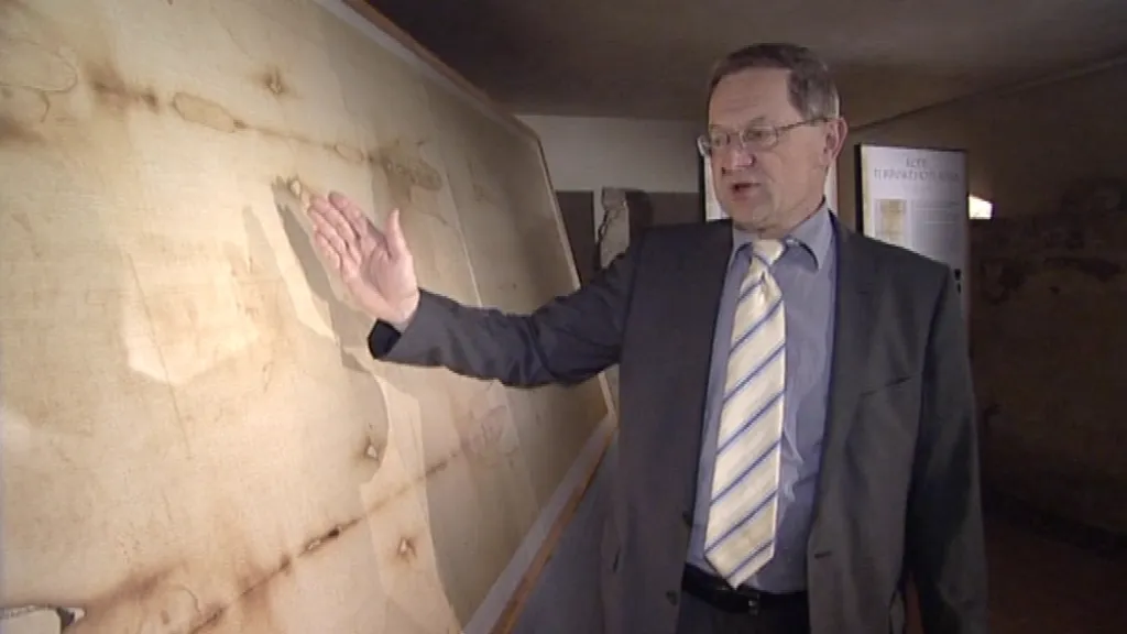 Ředitel Diecezního muzea Karel Rechlík u fotokopie plátna