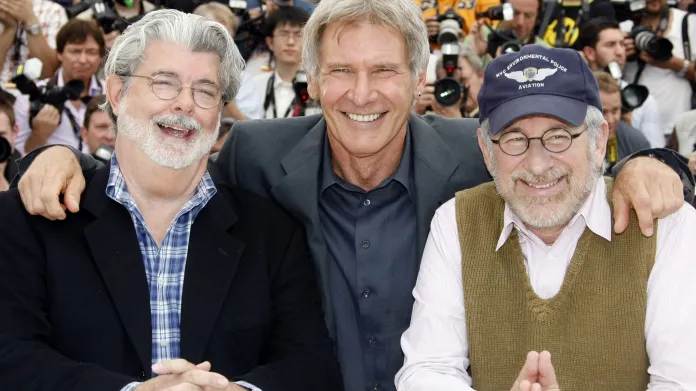 Snímek z roku 2008, zleva: producent filmu George Lucas, představitel hlavní role Harrison Ford a režisér Steven Spielberg