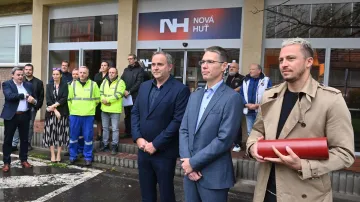 Na snímku (v popředí zleva) jsou generální ředitel Nové Huti Radek Strouhal, insolvenční správce Šimon Peták a mluvčí insolvenčního správce Michal Štefl