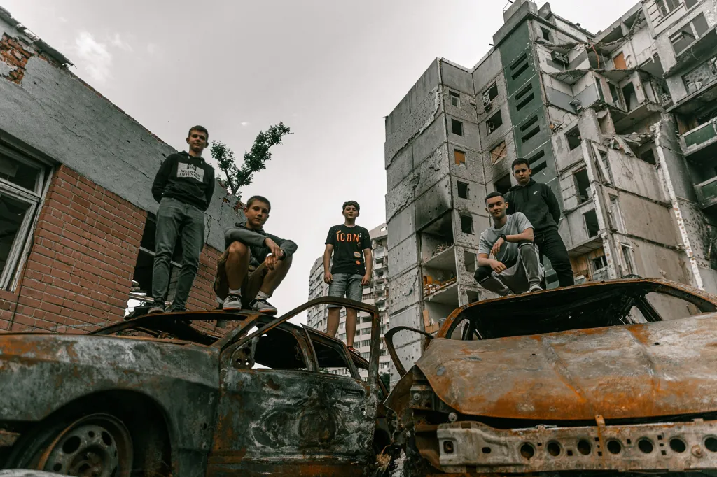 Fotograf vytvořil maturitní album školákům z válkou zničeného Černihivu