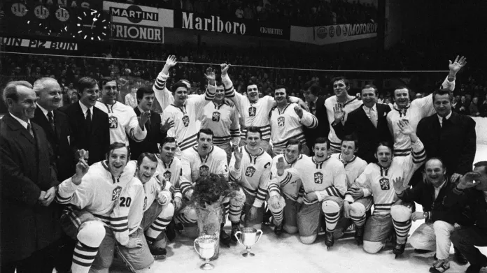 Radost československých hokejistů po zisku zlatých medailí na domácím MS v roce 1972