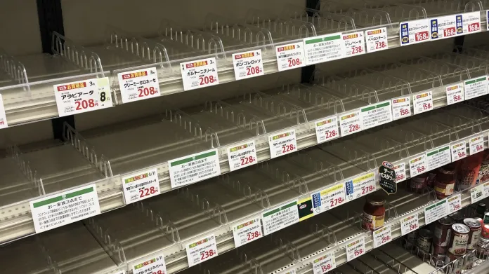 Prázdné regály supermarketů