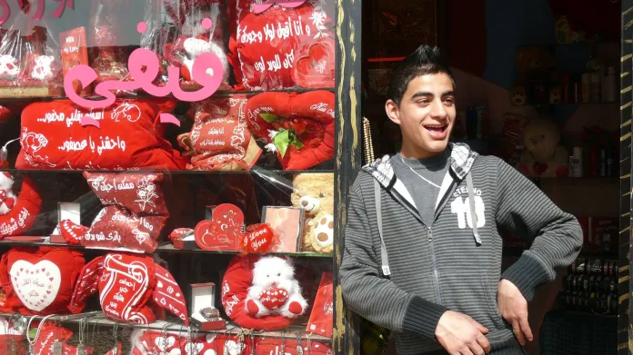 Prodejce valentýnských propriet v uprchlickém táboře Šatíla