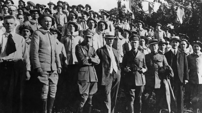Tomáš Garrigue Masaryk mezi československými dobrovolníky ve vojenském táboře v americkém Stamfordu v roce 1918