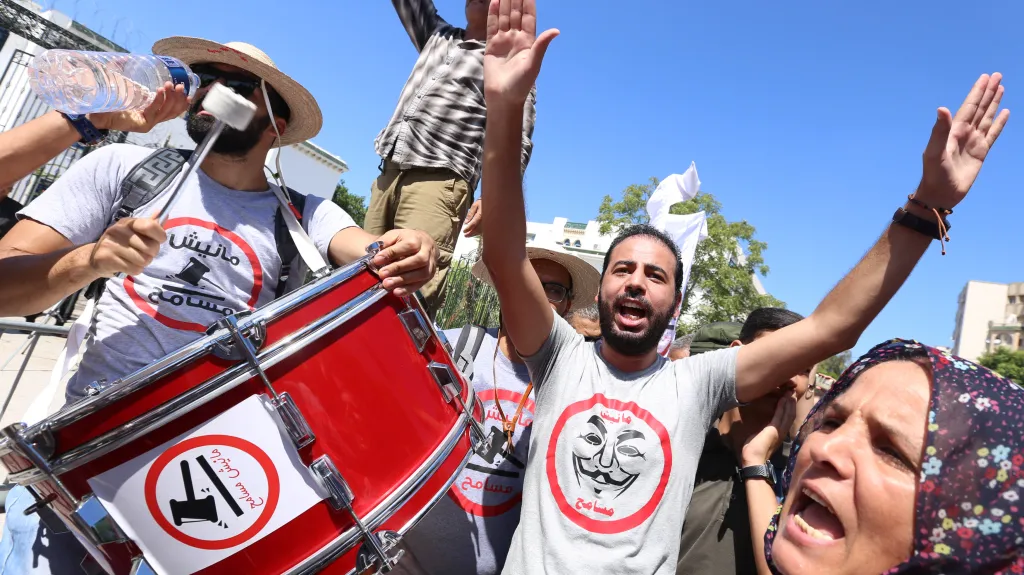 Tunisané demonstrují proti amnestiím