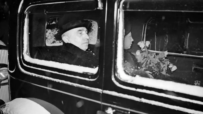 Emil Hácha po návratu z Berlína, vpravo jeho dcera s kyticí od Hitlera